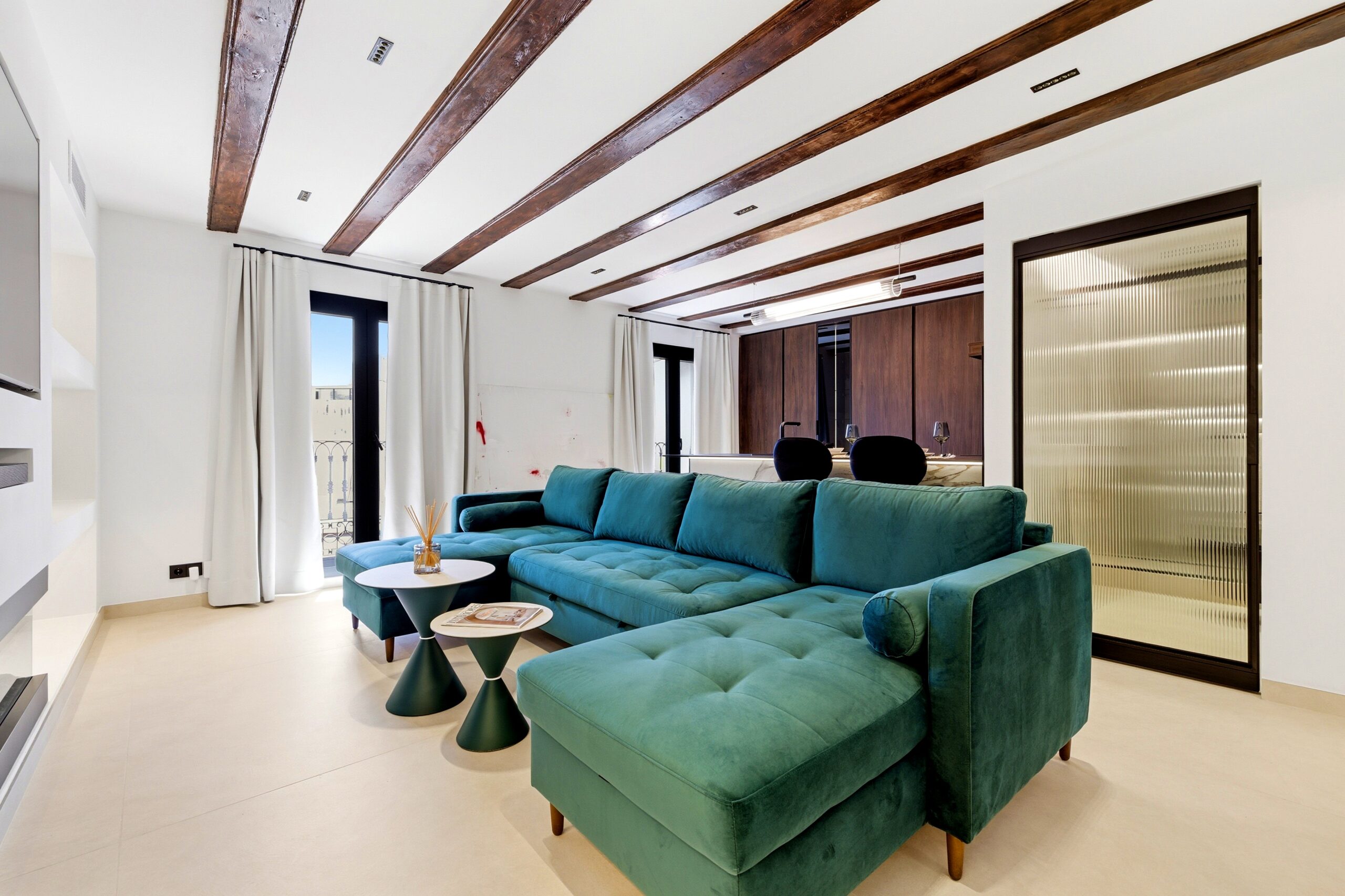 Dormitorio principal con diseño elegante en la Costa Brava